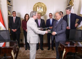 في اطار تعزيز الشراكة مع القطاع الخاص في تنفيذ المنظومة المتكاملة لإدارة المخلفات وبتكلفة 4.2 مليار دولار