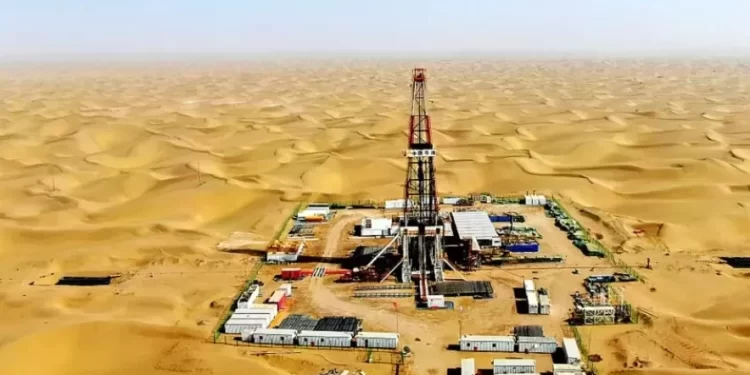 لتعويض تناقص الآبار القديمة وخفض الفاتورة الاستيرادية.. اكتشافات جديدة بالصحراء الغربية تضيف 34 مليون قدم مكعب غاز و5200 برميل يوميًا