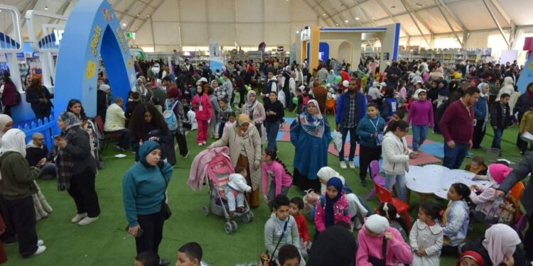 قبل يومين من ختام فعالياته… معرض القاهرة الدولي للكتاب يستقبل نحو 5.5 مليون زائر منذ فتح أبوابه للجمهور