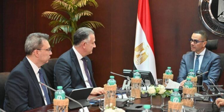 وزير الاستثمار يستعرض مع مجموعة «إكزاشيباشي» التركية فرص ومقومات الاستثمار في السوق المصري في قطاع مواد البناء