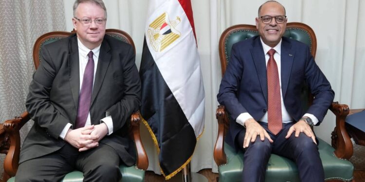 وزير العمل يبحث مع منظمة العمل الدولية تعزيز التعاون ودعم التشريعات والاستراتيجيات الوطنية