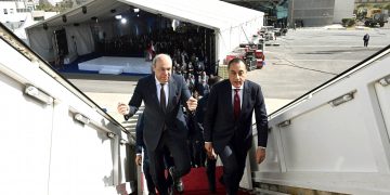 خلال فعاليات الاحتفال بانضمامها: رئيس الوزراء يتفقد أول طائرة من طراز Airbus A350-900 بأسطول الناقل الوطني