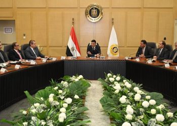 وزير الصناعة يجتمع بقيادات الوزارة ويضع الخطوط العريضة لسير العمل خلال المرحلة المقبلة