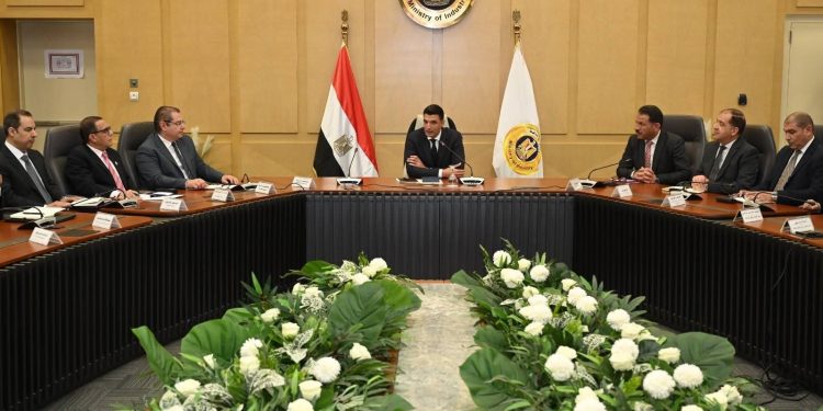وزير الصناعة يجتمع بقيادات الوزارة ويضع الخطوط العريضة لسير العمل خلال المرحلة المقبلة