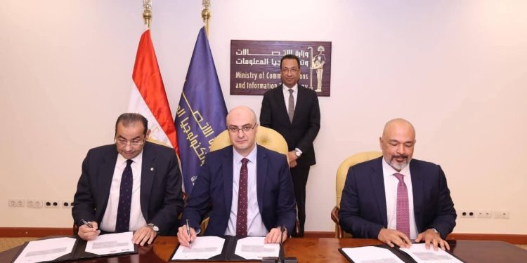 وزير الاتصالات يشهد توقيع عدد من الاتفاقيات التجارية بين الشركة المصرية وشركة إي آند مصر والجهاز القومي للتنظيم