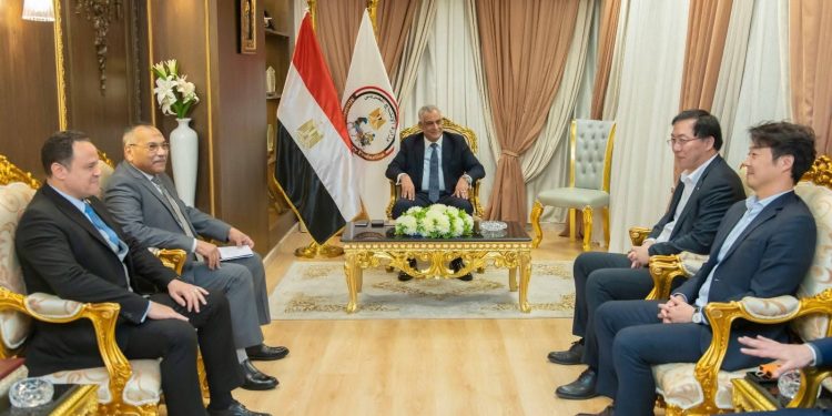 وزير الدولة للإنتاج الحربي يستقبل وفد شركة Hanwha الكورية الجنوبية