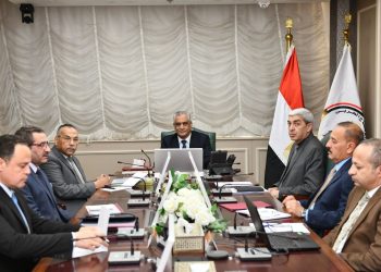 وزير الدولة للإنتاج الحربي يبحث سبل تطوير المنتجات العسكرية وخطوط الإنتاج داخل شركات الإنتاج الحربي