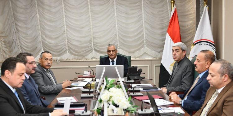 وزير الدولة للإنتاج الحربي يبحث سبل تطوير المنتجات العسكرية وخطوط الإنتاج داخل شركات الإنتاج الحربي