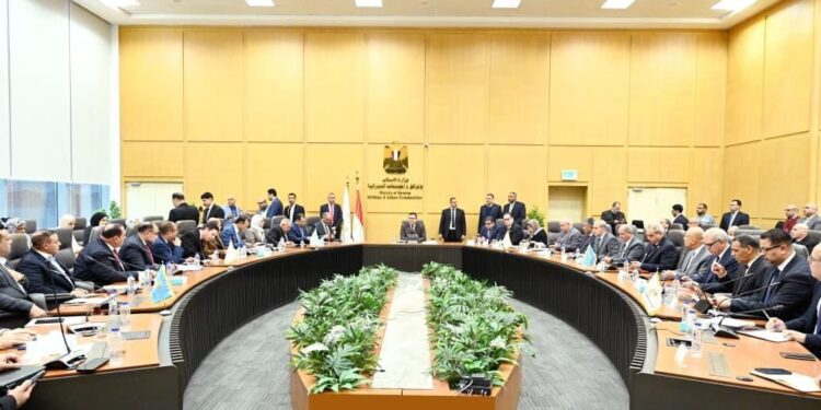 وزير الإسكان يلتقى بأعضاء مجلسي النواب والشيوخ لبحث مطالب المواطنين بدوائرهم الانتخابية ومناقشة أهم الملفات