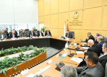 وزير الإسكان يترأس اجتماع لجنة السياسات للشركة القابضة لمياه الشرب والصرف الصحي