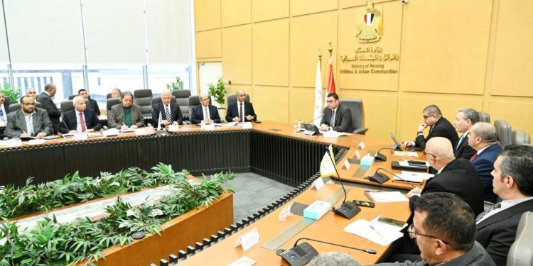وزير الإسكان يترأس اجتماع لجنة السياسات للشركة القابضة لمياه الشرب والصرف الصحي