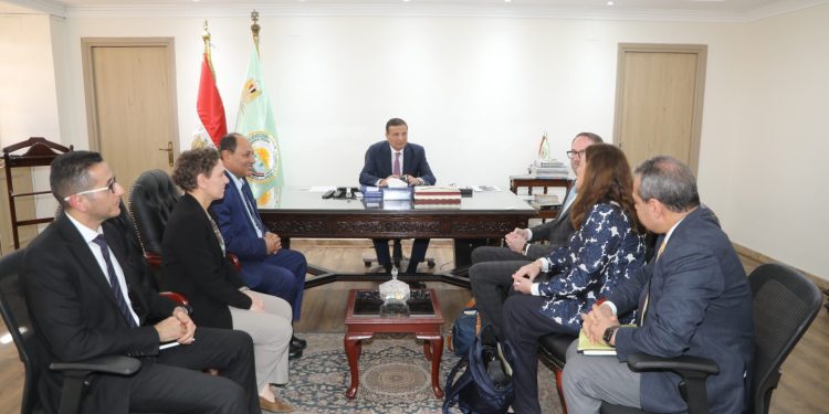 وزير الزراعة يبحث مع وفد دنماركي سبل التعاون وتعزيز الاستثمارات في الإنتاج الحيواني والطب البيطري