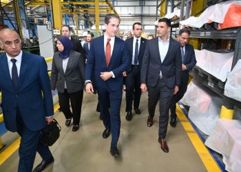 وزير الصناعة يتفقد مصنعين متخصصين في الصناعات الهندسية والغذائية بمدينة العاشر من رمضان