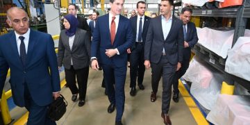 وزير الصناعة يتفقد مصنعين متخصصين في الصناعات الهندسية والغذائية بمدينة العاشر من رمضان