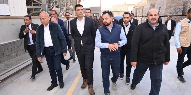 وزير الصناعة ومحافظ القاهرة يتفقدان 5 مصانع متخصصة في تصنيع منتجات الرخام والجرانيت بمنطقة شرق الثعبان 