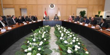 وزير الصناعة يبحث مع محافظ القاهرة ورئيس اتحاد الصناعات خطة تطوير شاملة لمنطقة شق الثعبان وتعزيز صناعة الرخام والجرانيت