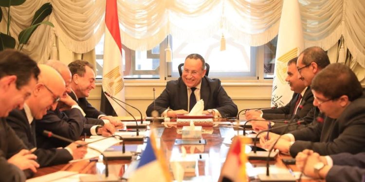 وزير التعليم العالي والسفير الفرنسي يبحثان تطورات إنشاء الحرم الجامعي الجديد للجامعة الفرنسية في مصر