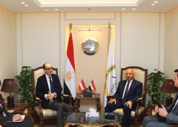 وزير النقل يبحث مع الرئيس التنفيذي لشركة بلاسر النمساوية إنشاء مركز إقليمي لصيانة ماكينات تجديدات السكة وإنتاج قطع الغيار الخاصة بها