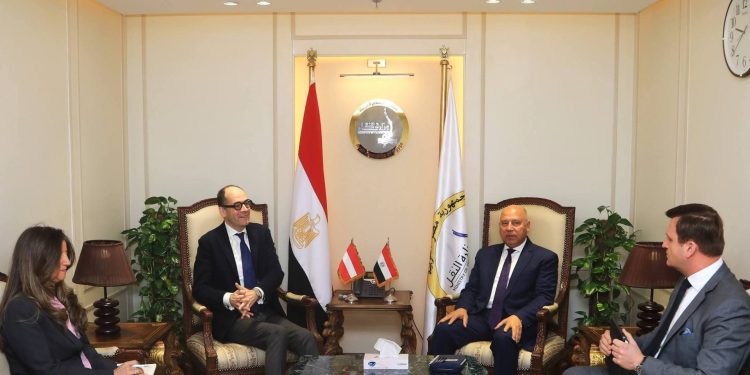 وزير النقل يبحث مع شركة بلاسر النمساوية إنشاء مركز إقليمي لصيانة ماكينات تجديدات السكة وإنتاج قطع الغيار الخاصة بها