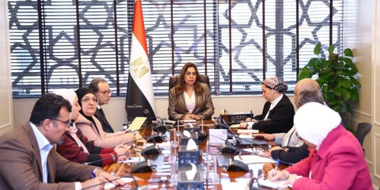 وزيرة التنمية المحلية والبيئة تبحث تطوير ورقمنة منظومة خدمة شكاوى المواطنين والمستثمرين ومتابعة مستجدات رقمنة منظومة تقييم الأثر البيئي