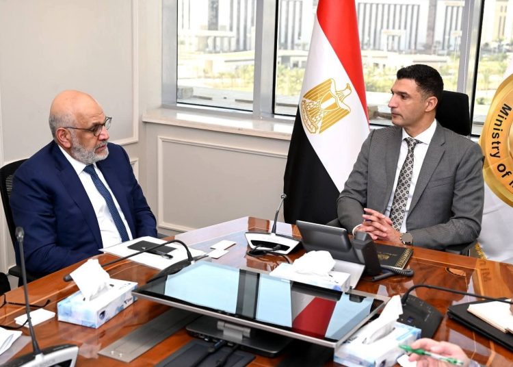 وزير الصناعة يبحث مع البنك الدولي لتعزيز سبل في مجال الصناعة والبنية التحتية للمناطق الصناعية