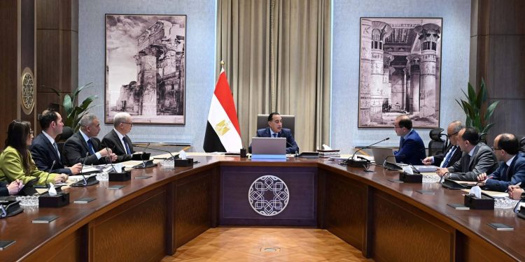 رئيس الوزراء يستعرض التقديرات الأولية لمشروع موازنة العام المالي 2026/2027