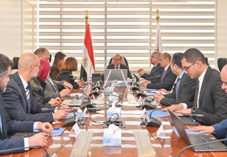 وزير الاستثمار يبحث مع العضو المنتدب لشركة «جنرال موتورز» خططها التوسعية وجهود الدولة لتوطين صناعة السيارات 