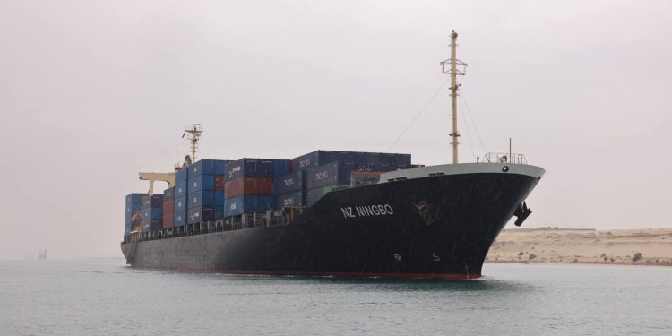 الفريق أسامة ربيع: حركة الملاحة بالقناة منتظمة.. وتدابير للتعامل مع سوء الأحوال الجوية