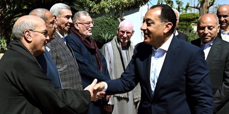 رئيس الوزراء يبدأ جولة تفقدية بسوق العبور لتجارة الجملة وأحد فروع «كاري أون» لمتابعة كفاءة سلاسل الإمداد واستقرار الأسواق