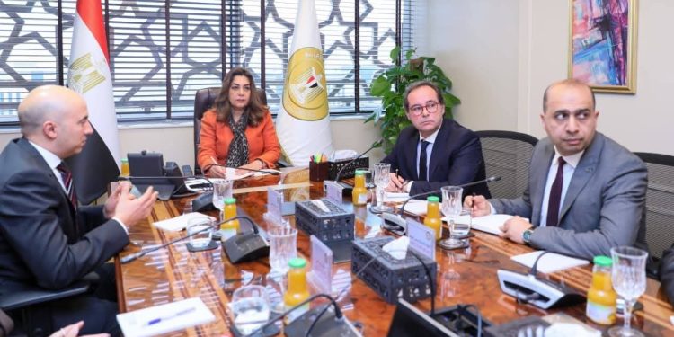 وزيرة التنمية المحلية تبحث مع إحدى شركات القطاع الخاص فرص الشراكة لدعم الاستدامة وتعزيز الاقتصاد الدائري