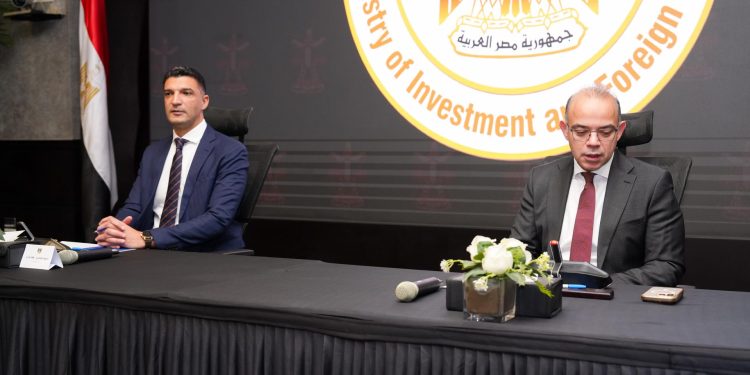 وزيرا الصناعة والاستثمار يبحثان مع عدد من بنوك الاستثمار تحديد مسارات تمويل مبتكرة لدعم الصناعة