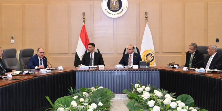وزيرا الصناعة والاستثمار يعقدان لقاءً موسعاً مع شركات الأدوية لبحث استراتيجية تنمية قطاع الصناعات الطبية والدوائية