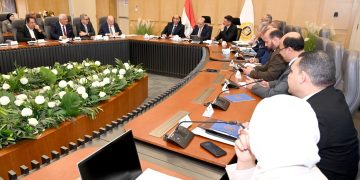 وزراء الاستثمار والصناعة والعمل يلتقون اعضاء المجلس التصديري للملابس الجاهزة بمشاركة ٦ جهات حكومية لتعزيز تنافسية القطاع وزيادة الصادرات