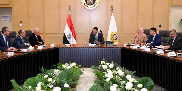 وزير الصناعة يعقد أول اجتماع مع اتحاد الصناعات والغرف الصناعية لبحث تحديات الصناعة المصرية وسبل حلها