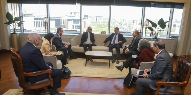 وزير الزراعة يبحث مع وفد «الإيفاد» مشروعات التعاون المشترك لدعم صغار المزارعين