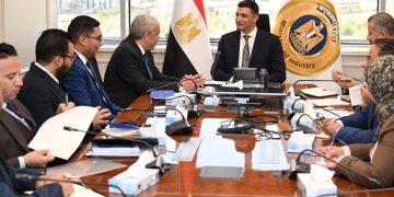 وزير الصناعة يبحث مع مجموعة العربي خطة إقامة توسعات جديدة بقيمة 480 مليون دولار