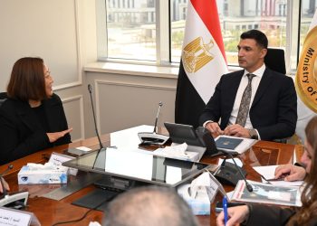 وزير الصناعة يبحث مع جنرال موتورز خططها التوسعية لتعزيز تنافسية صناعة السيارات في مصر