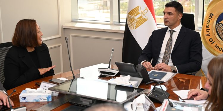 وزير الصناعة يبحث مع جنرال موتورز خططها التوسعية لتعزيز تنافسية صناعة السيارات في مصر
