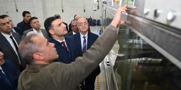 وزير الصناعة يزور مدينة الجلود بالروبيكي لمتابعة سير العمل ويتفقد مدبغتين و3 مصانع للمنتجات تامة الصنع والمركز التكنولوجي لدباغة الجلود بالمدينة