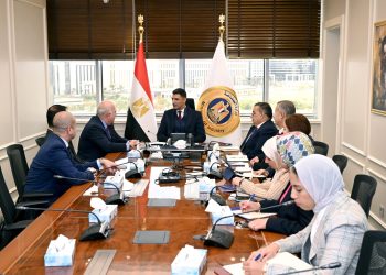 وزير الصناعة يبحث مع شركة بولاريس للتطوير الصناعي خطط التوسع بالمناطق الصناعية وجذب استثمارات جديدة