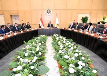 وزير الصناعة يجتمع بمصنعي السيراميك والبورسلين لبحث تحديات القطاع وسبل حلها