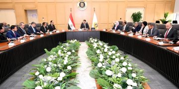 وزير الصناعة يجتمع بمصنعي السيراميك والبورسلين لبحث تحديات القطاع وسبل حلها