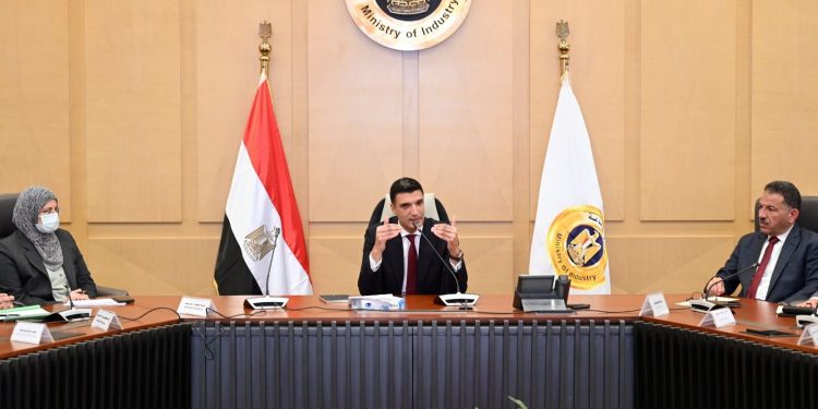 وزير الصناعة يعقد اجتماعاً موسعاً مع قيادات الوزارة وممثلي شركة دي كود للاستشارات لبحث مستجدات استراتيجية الصناعة