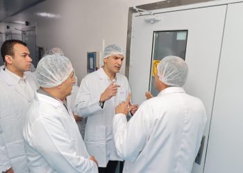 وزير الصناعة ومحافظ القليوبية يتفقدان 5 مصانع متخصصة في الصناعات الدوائية بالعبور ويستعرضان جهود تطوير القطاع وتعزيز الأمن الدوائي