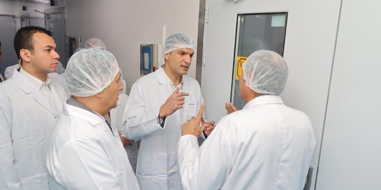 وزير الصناعة ومحافظ القليوبية يتفقدان 5 مصانع متخصصة في الصناعات الدوائية بالعبور ويستعرضان جهود تطوير القطاع وتعزيز الأمن الدوائي