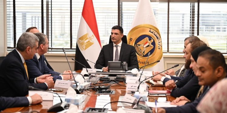 باستثمارات 200 مليون دولار .. وزير الصناعة يبحث مع شركة دراسكيم للكيماويات المتخصصة مشروع إنشاء أول مصنع لإنتاج سيانيد الصوديوم في مصر والشرق الأوسط 