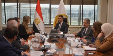 وزير الصناعة يستعرض مع «مرسيدس-بنز إيجيبت» فرص توطين صناعة السيارات وتعميق المكون المحلي