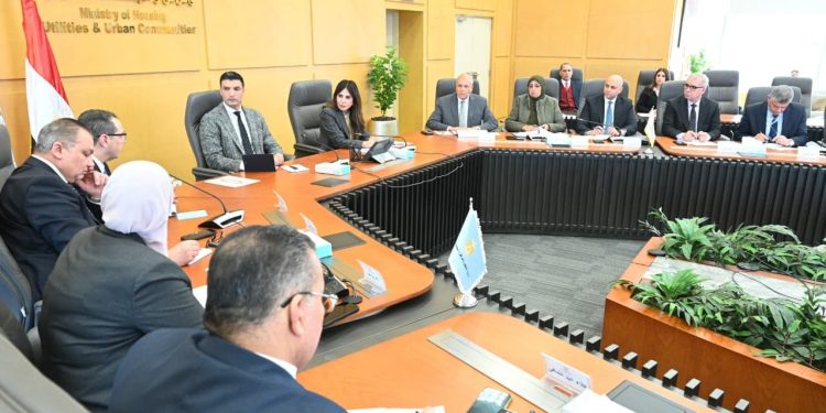 وزيرا الإسكان والصناعة يبحثان سبل التعاون المشترك في ملف تطوير المناطق الصناعية بما يدعم الصناعة والمصنعين