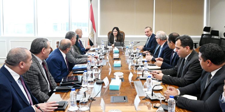 وزيرة الإسكان تتابع جهود توطين صناعة المهمات المستخدمة في مشروعات مياه الشرب ومعالجة الصرف الصحي