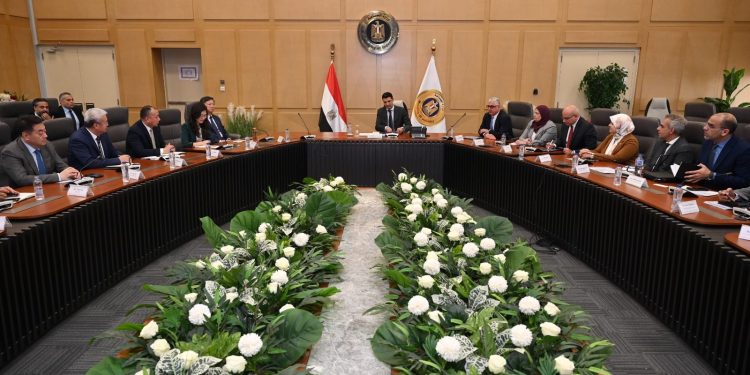 وزير الصناعة يبحث مع مجموعة «باوو» الصينية للحديد والصلب فرص تعزيز التعاون الصناعي والاستثماري